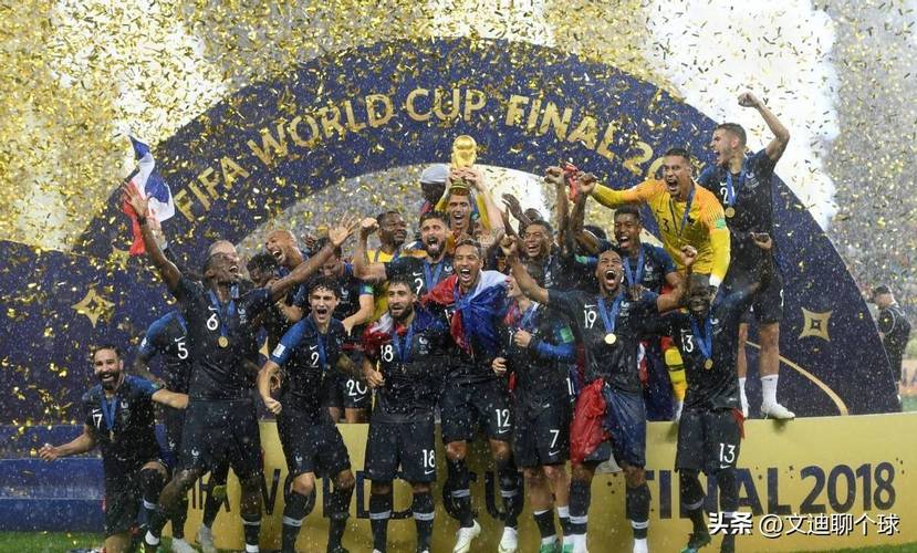 他带着伤坚持踢到最后（他忍痛作战踢到终场哨响）