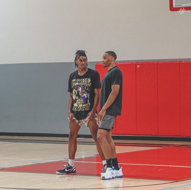 篮球湖人锁定比赛胜局，球迷狂喜（湖人锁定胜利，球迷欢呼沸腾）