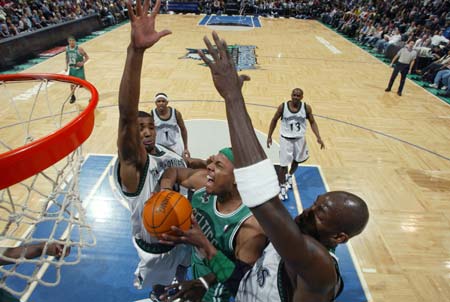 全体育：战绩低迷引众怒，佛罗伦萨球迷将空看台20分钟抗议（全体育：战绩不佳激起众怒，佛罗伦萨球迷计划开场20分钟内空看台抗议）