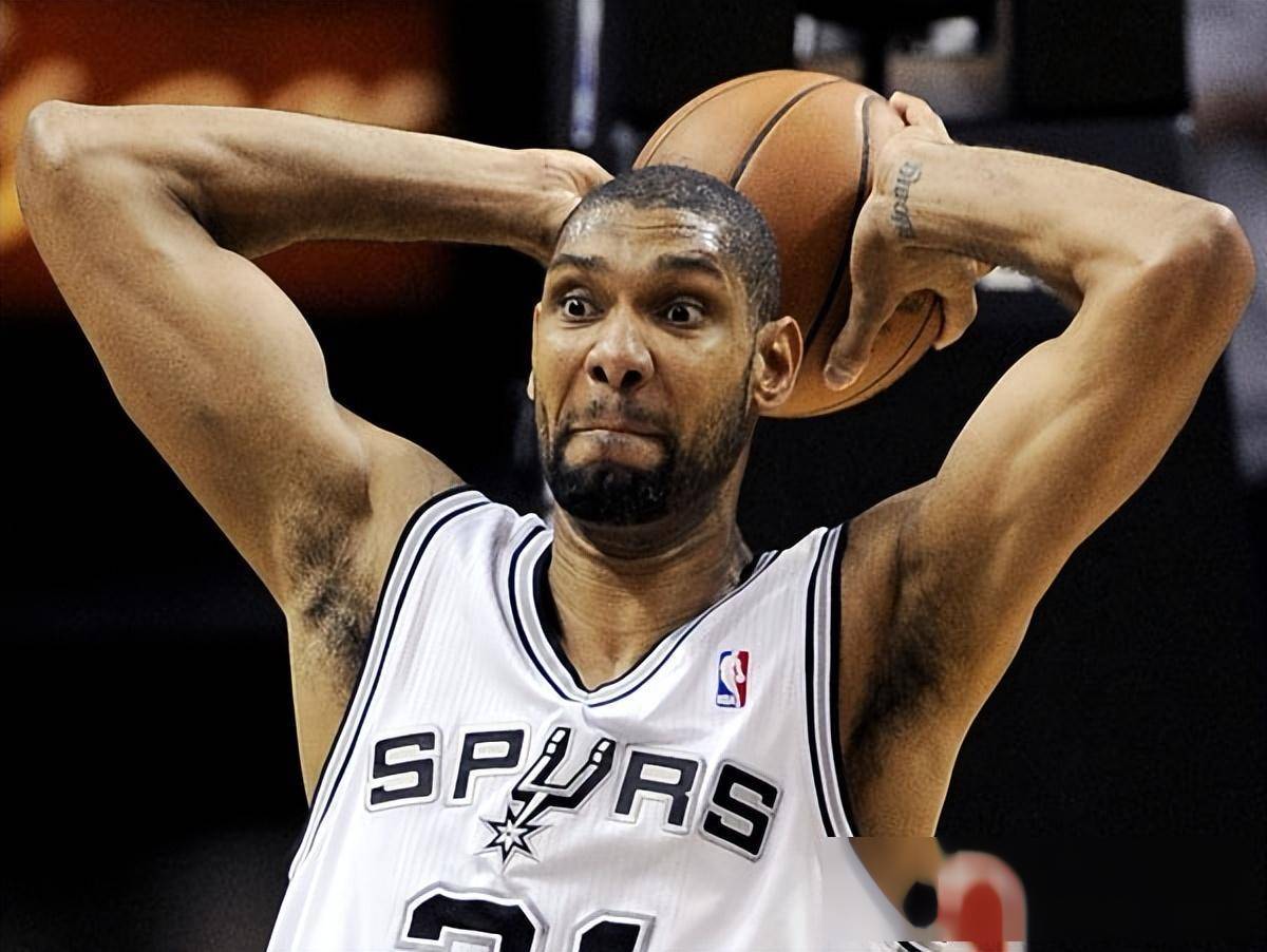 米利亚倒地后被布坎南用球近距离轰了一脚，骂布坎南后遭直红（米利亚倒地遭布坎南近距离用球猛射，辱骂对手后被直接红牌罚下）