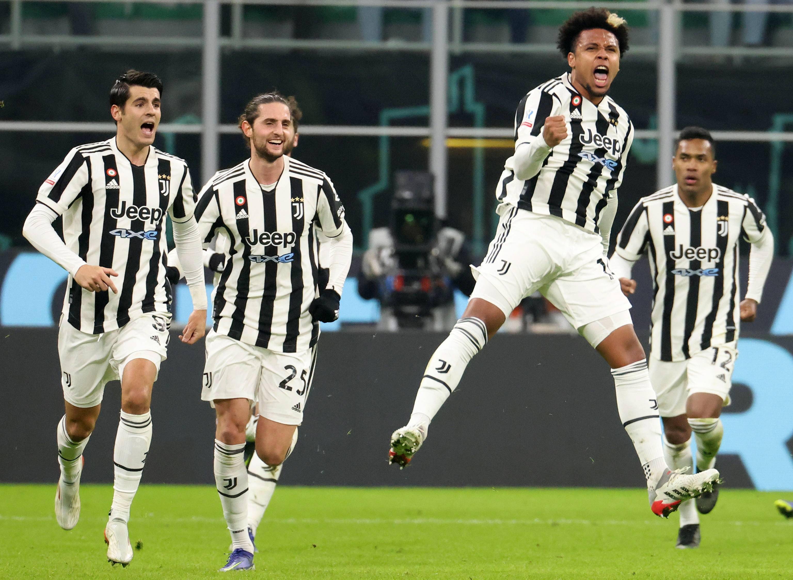 费耶诺德筹划将现有主场升级为下沉式球场，预计能容纳5.6万人（费耶诺德计划把现有主场改建为下沉式球场，容纳人数预计达5.6万）