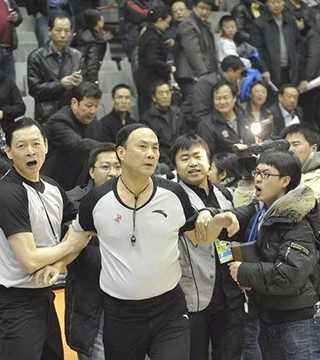 足球英超裁判再陷争议，赛后官方急发声明（英超裁判再惹争议，赛后官方火速回应）