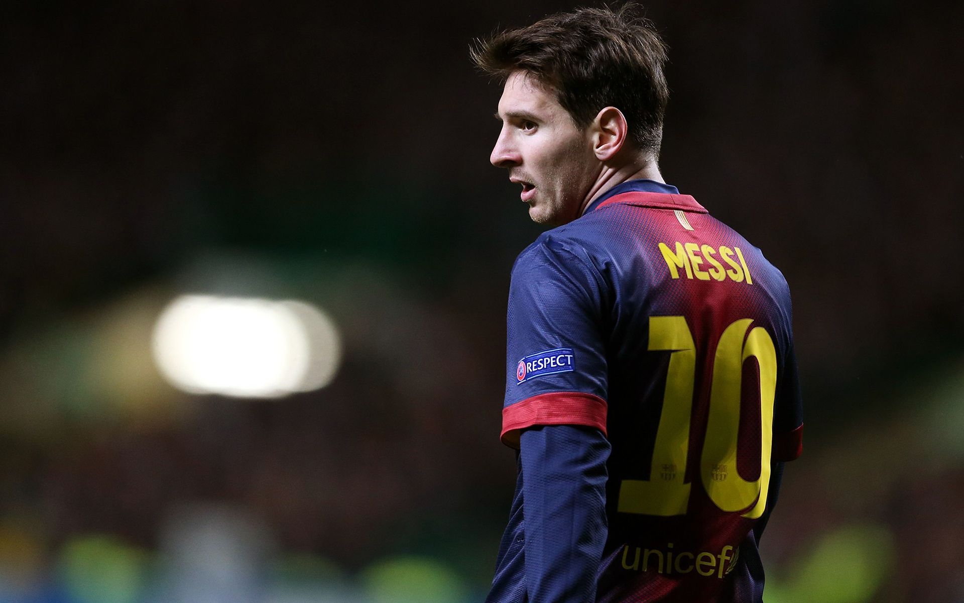 德媒：由于手指受伤，诺伊尔近两场都佩戴特制的四指手套参赛（德媒：手指伤势影响，诺伊尔连续两场戴特制四指手套出战）