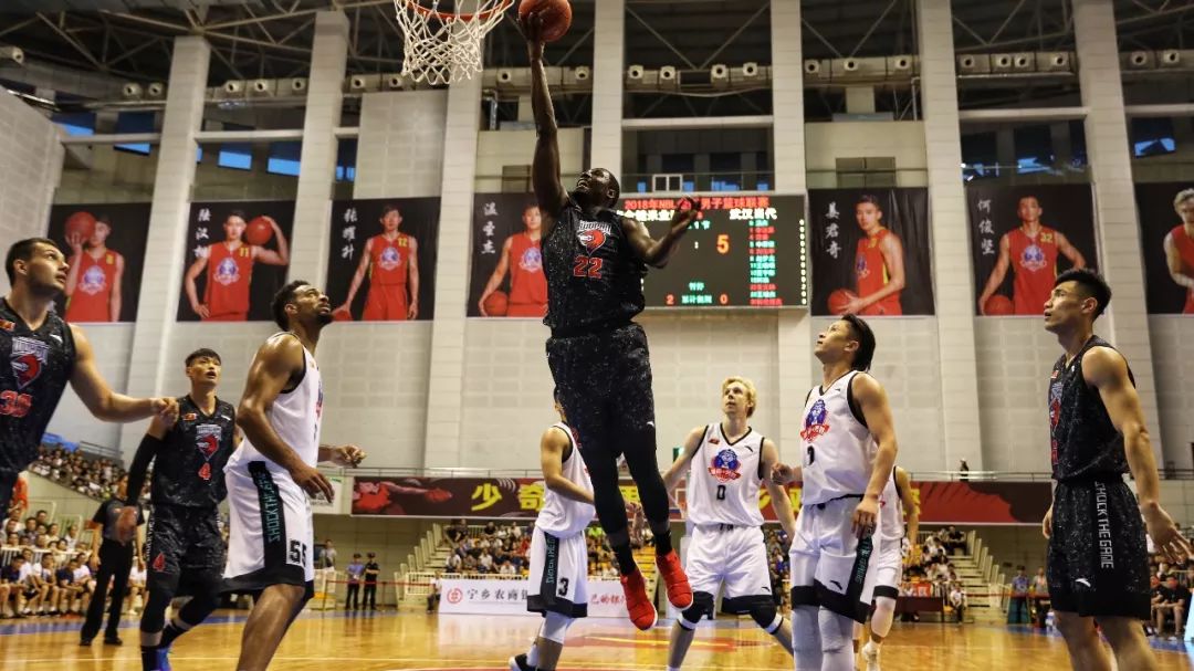 体验冰上乐趣 畅享运动激情（畅玩冰上世界 燃动运动热情）