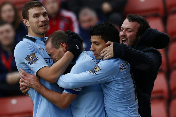 越来越大了，泰州高速口已经搭好巨幅“苏超”冠军标语（泰州高速口挂起巨幅“苏超”冠军标语，声势再升级）