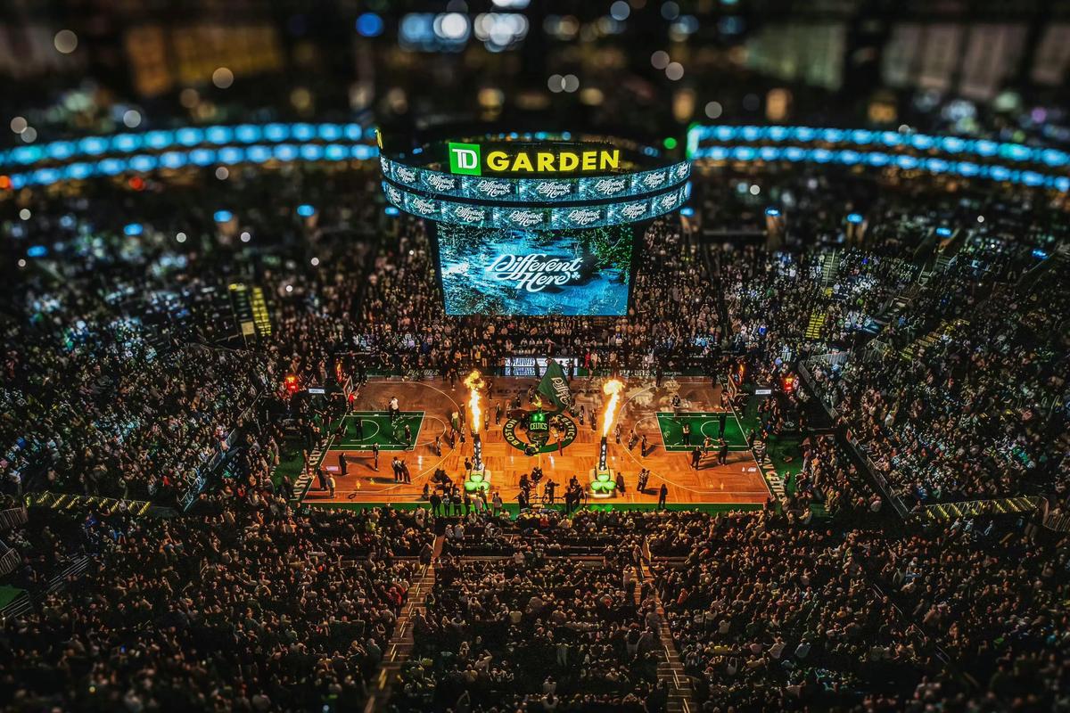 足球欧冠最佳球员票选开启，众星入围（足球欧冠最佳球员评选启动，群星云集入围）