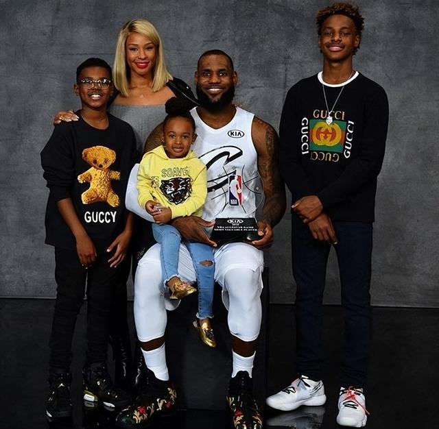 球迷视角看塞尔塔羞辱式进球，这个助攻简直把皇马后防打爆了（球迷镜头见证塞尔塔羞辱性破门，这脚助攻彻底撕裂皇马防线）