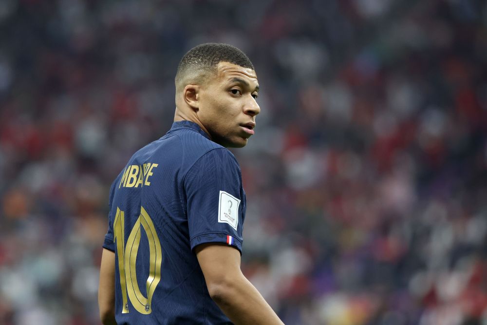 纽卡球迷在基地附近拉横幅：伊萨克是只纯粹的老鼠（纽卡球迷在基地外拉横幅：称伊萨克为一只彻头彻尾的老鼠）