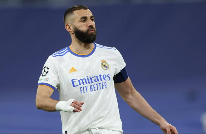 内线生猛！达卡里·约翰逊连续内线强打2+1 开场连砍8分！（内线碾压！达卡里·约翰逊开局连拿8分，连续打成2+1）