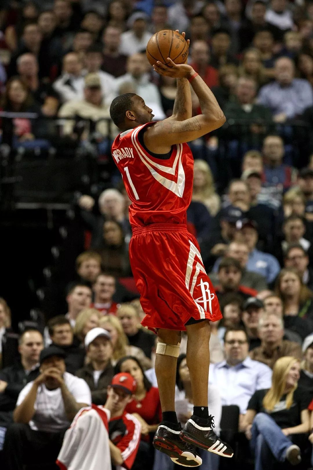 半场战报：尤文2-1卡利亚里，伊尔迪兹双响，弗拉霍维奇伤退（半场尤文2-1卡利亚里：伊尔迪兹梅开二度，弗拉霍维奇因伤离场）