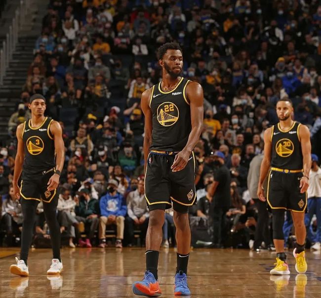 乾坤大挪移！贾斯汀·尚帕尼底线接球 高难度拉杆反篮打中（贾斯汀·尚帕尼底线空切接球 空中拉杆反篮一击命中）