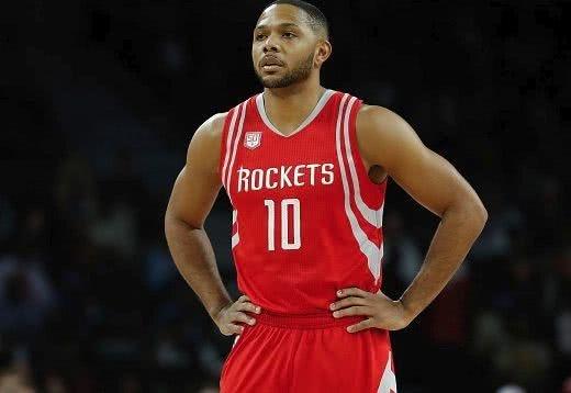 意外来客，切尔西和巴萨欧冠赛前一只狐狸闯入斯坦福桥看台（欧冠赛前惊现狐狸闯入斯坦福桥看台，切尔西对巴萨迎来意外访客）